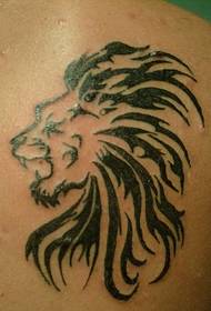 gražus liūto totemo tatuiruotės raštas žmogaus dešinėje nugaroje