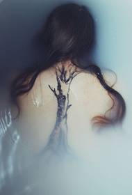 sexy dievča späť jedinečný tetovanie osobnosti mŕtvy strom