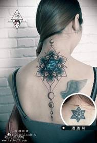 гръб геометричен елемент модел татуировка цвете