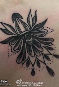 πίσω μαύρη τέφρα Αιολική floral τατουάζ μοτίβο