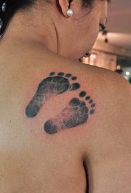 terug creatieve schattige baby voetafdruk tattoo
