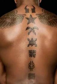 čierny tout s kreatívnym totemovým tetovaním