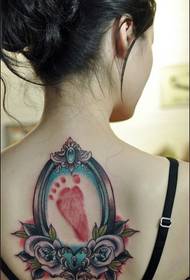 frumusețe pe spatele unui mic tatuaj de personalitate cu amprentă