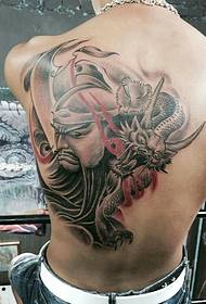 прыгожы малюнак татуіроўкі Гуан Гонг, які ахоплівае палову спіны