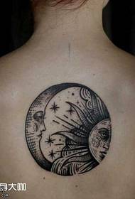 Padrão de tatuagem de lua traseira
