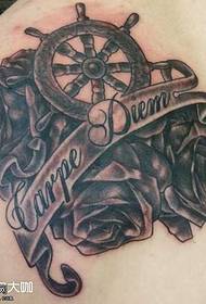 модел на татуировка на задната лодка роза