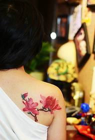 cara atrás delicada tatuaje de magnolia é bastante fermoso