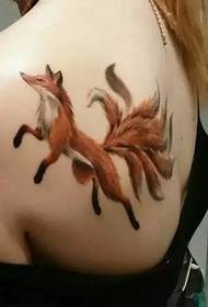 ženska stražnja tetovaža lisice od devet repova