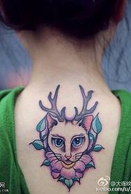 背部带角的猫纹身图案