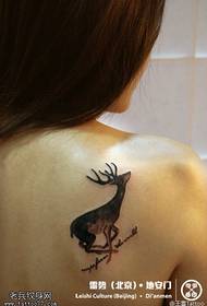 деликатна убава шема на тетоважа на сика елени