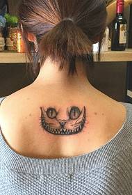 личност девојка назад шема со голема тетоважа маче тече