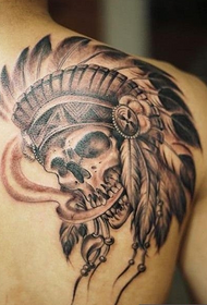 figura de tatuatge indi d’esquena masculina