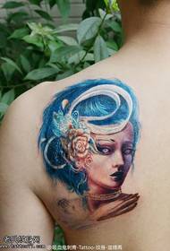 fortryllende feminint tatoveringsmønster