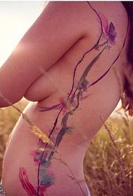Blomstret tatoveringsmønster på tilbage blæk
