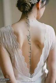 karakter tetoválás minta a hátsó gerincén