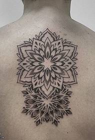 Flor de latón picante clásico en tatuaje atrás