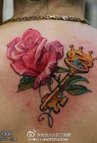 model de tatuaj cheie de trandafir spate