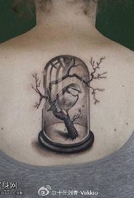 motif de tatouage d'oiseau dans la cage arrière