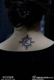 Natrag šljokica sanskritski uzorak tetovaže sunca