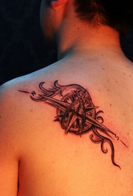 meeste selja alternatiivne kompass Tattoo