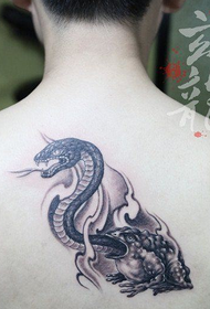 zēnu muguras personības radošās čūskas un galvaskausa tetovējums