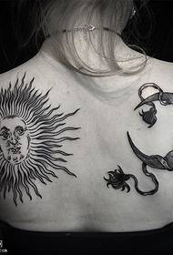 Natrag uzorak Sunčevog mjeseca Totem Tattoo