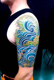 татуировка с синей морской волной на спине