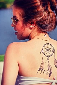 vrouwelijke rug goed uitziende dromenvanger tattoo