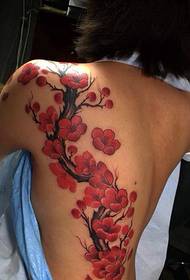 hermoso tatuaje de flor de cerezo que cubre la mitad de la espalda