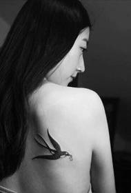 Vrijeđajuća lastavica tetovaža leđa na leđima