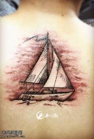 背部复古的帆船纹身图案