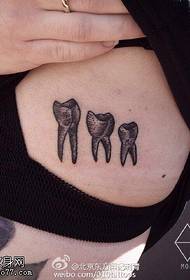 Wzór tatuażu na plecach Classic Teeth