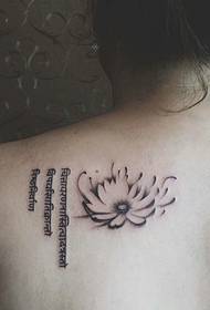 莲花与梵文结合的背部纹身图案
