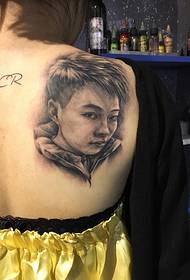 покрийте невеликий чорно-білий портретний татуювання візерунком на спині