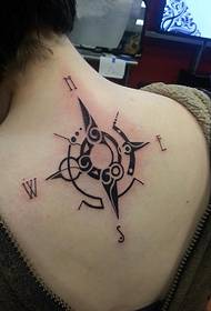 красива компас татуировка на гърба