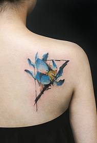 atzeko aldean akuarela lore tatuaje eder bat