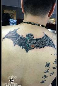 назад класічны ўзор татуіроўкі Бэтмена
