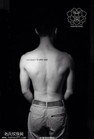 klasični engleski uzorak tetovaža na leđima