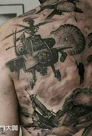 Esquena patró de tatuatge en helicòpter armat