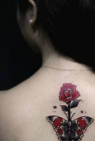 червена роза и пеперуда комбинирана татуировка на гърба