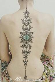 背骨に花のタトゥーのデザインの束