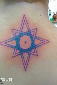 Padrão de tatuagem de estrela nas costas