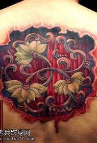 model de tatuaj de flori din carne din spate