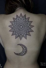 model de tatuaj lună vanilie spate