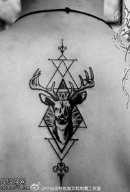 geometryczny wzór tatuażu jelenia