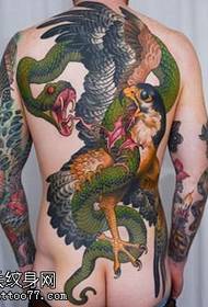 πίσω μοτίβο τατουάζ αετού φιδιού
