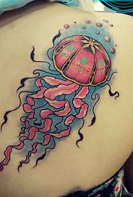 mergaitės spalvinga medūzos tatuiruotė ant nugaros