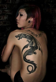 ženské vrcholky tetovania zadnej atmosféry