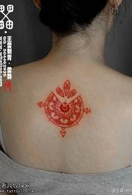 punainen häikäisevä totem tatuointikuvio