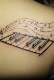 Klavir glazbene tetovaže simbola na leđima